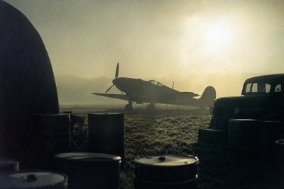 Flugfeld im Morgengrauen mit Propellersilhouette