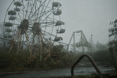Ein stillgelegtes, verrostetes Riesenrad im Morgennebel