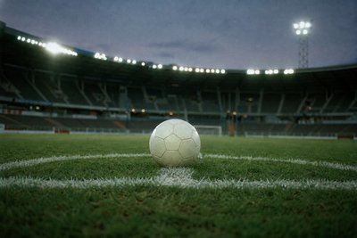 Fußball auf Anstoßpunkt in leerem Stadion