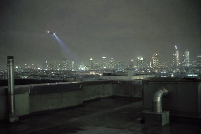 Nächtliche Skyline vom Dach mit Hubschrauberlicht