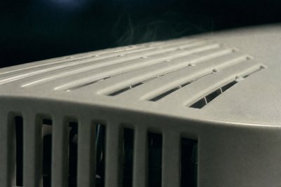 Lüftungsschlitze einer Konsole mit Hitzeflimmern, Makro