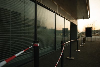 Absperrbänder vor Ladenfront im Morgengrauen