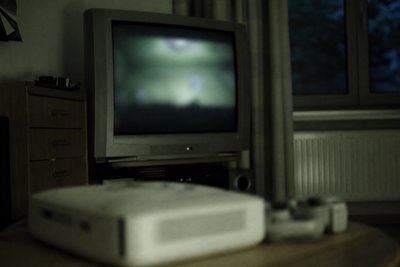 Weiße Konsole unscharf vor Wohnzimmer-TV