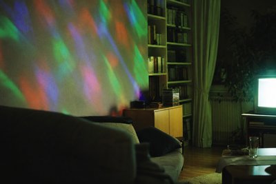 Bonbonfarbene Lichter auf Wohnzimmerwand