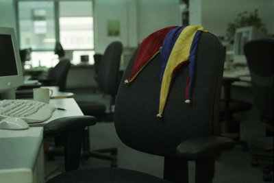 Narrenkappe auf Bürostuhl