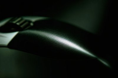 Schwarze Hochglanzfläche mit Lichtstreifen, Makro