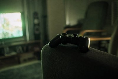 Controller-Silhouette auf Sofalehne