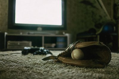 Baseballhandschuh vor flimmerndem Fernseher
