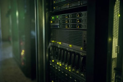 Serverschrank mit blinkenden LEDs im Dunkeln
