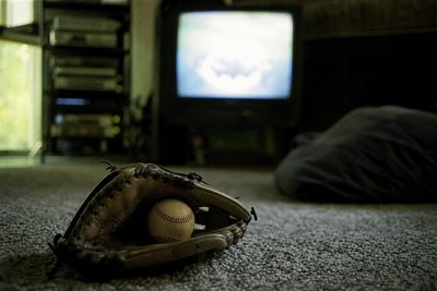 Baseballhandschuh vor flimmerndem Fernseher