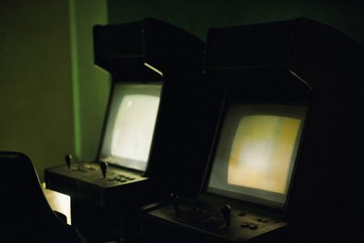 Dunkle Arcade-Ecke mit Automaten-Silhouetten