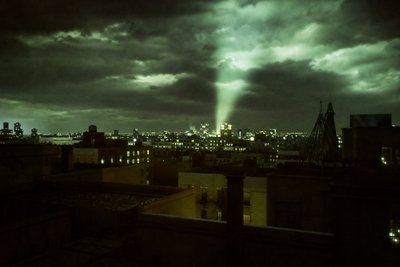 Grünliche Nachtwolken über Stadtsilhouette