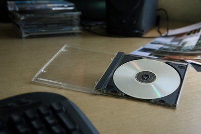 CD-Hülle mit silberner Disc halb geöffnet