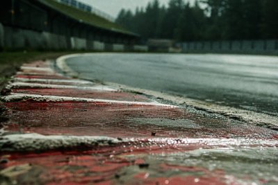 Curbs einer Rennstrecke im Regen, Makro