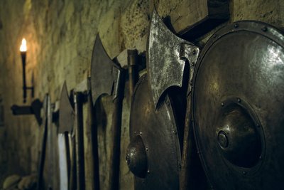 Mittelalterliche Waffenkammer im Fackellicht