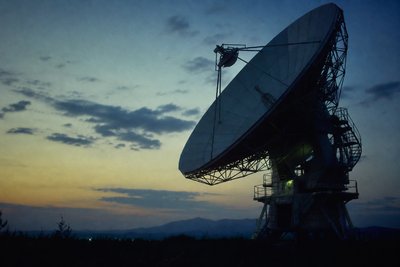 Radarschüssel vor Abendhimmel