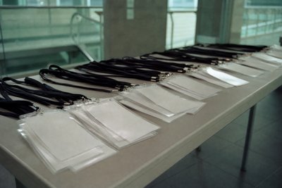 Badge-Lanyards ohne Aufdruck auf einem Tisch