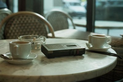 Kassettendiktiergerät auf einem Cafétisch