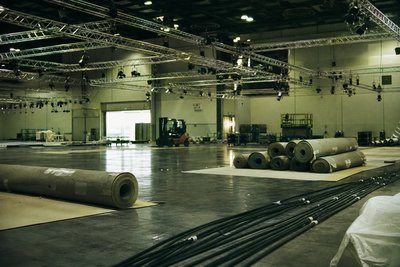 Messehalle im Aufbau, Kabeltrassen und Traversen
