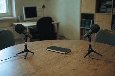 Zwei Mikrofone einander gegenüber auf einem Tisch