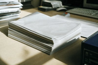 Zeitungsstapel mit unbedruckten Titelseiten