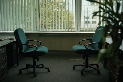 Leere Stühle einander gegenüber in einem Büro