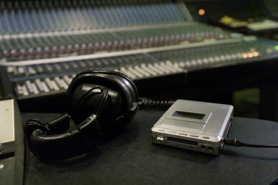 Aufnahmegerät und Kopfhörer auf Studiotisch