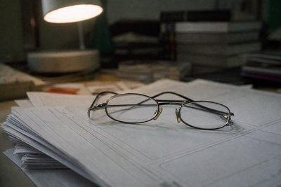 Beschlagene Brille auf Feedback-Formularen