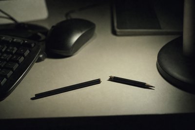 Zerbrochener Bleistift auf Schreibtisch