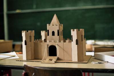 Modellburg auf Klassenzimmertisch