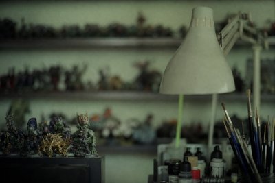 Reihen bemalter Miniaturfiguren, unscharf