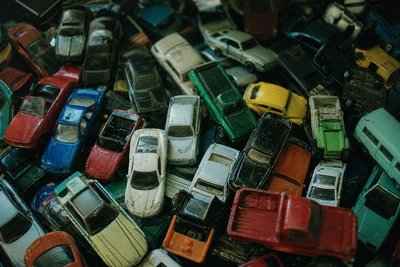 Spielzeugautos dicht an dicht von oben