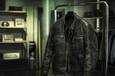 Alte Jacke auf neuem Kleiderständer