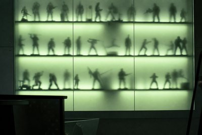 Schattenrisse von Figuren hinter Milchglas