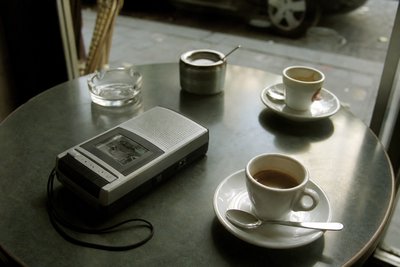 Kassettendiktiergerät auf einem Cafétisch