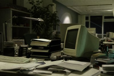 Nachrichtenredaktions-Tisch mit Papierstapeln