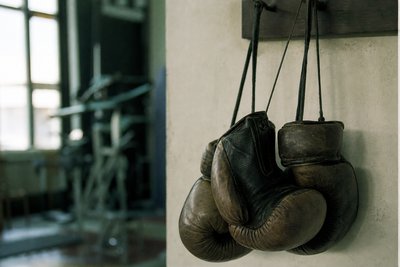 Boxhandschuhe am Haken