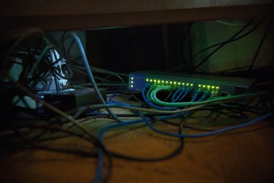 LAN-Kabelknäuel unter einem Schreibtisch
