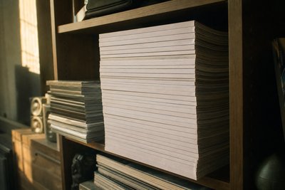 Stapel Zeitschriften mit unbedruckten Rücken im Regal