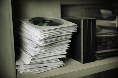 Stapel unbeschrifteter Rohlinge in Papierhüllen