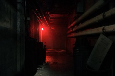 Dunkler Technikkorridor mit rotem Notlicht
