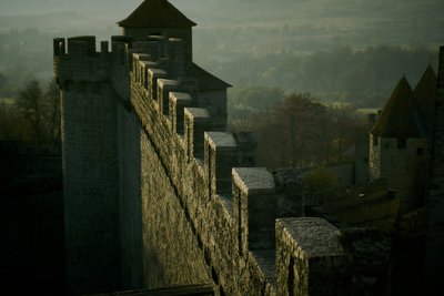Burgmauer mit Zinnen im Abendlicht