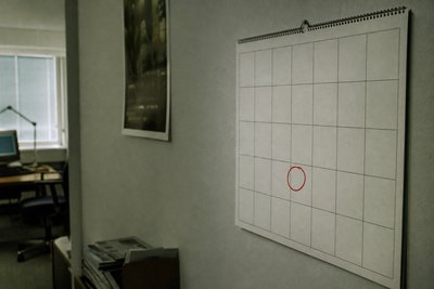 Wandkalender ohne Beschriftung mit rotem Ring