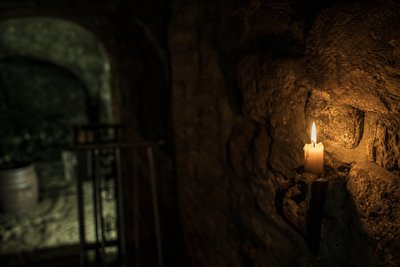 Kerzenlicht auf alter Steinmauer