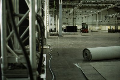 Messehalle im Aufbau, Kabeltrassen und Traversen