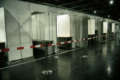 Leere Messestände hinter Absperrband