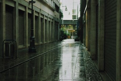 Regennasse Einkaufsstraße am Morgen